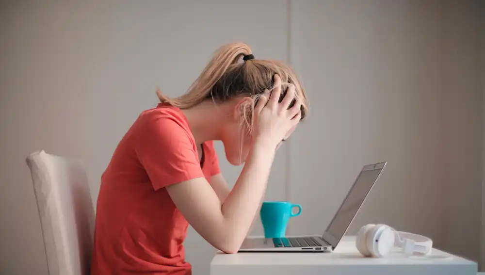 Mujer estresada Mujer estresada