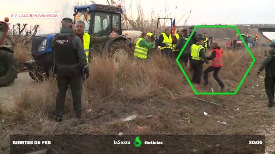 Tensi&oacute;n entre Guardia Civil y agricultores en L'Alcudia (Valencia): "&iexcl;Tira el palo!"