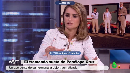 El trauma de la infancia de Penélope Cruz que le afectó al hacer 'Ferrari' "La vi perder el conocimiento y me dijeron 'tú al cole' y mi madre tuvo que llevarla al hospital. Yo estaba en el colegio sin saber si estaba viva o qué", comenta Penélope Cruz en su entrevista con Pablo Motos en 'El Hormiguero'. En análisis de Más Vale Tarde, en este vídeo.