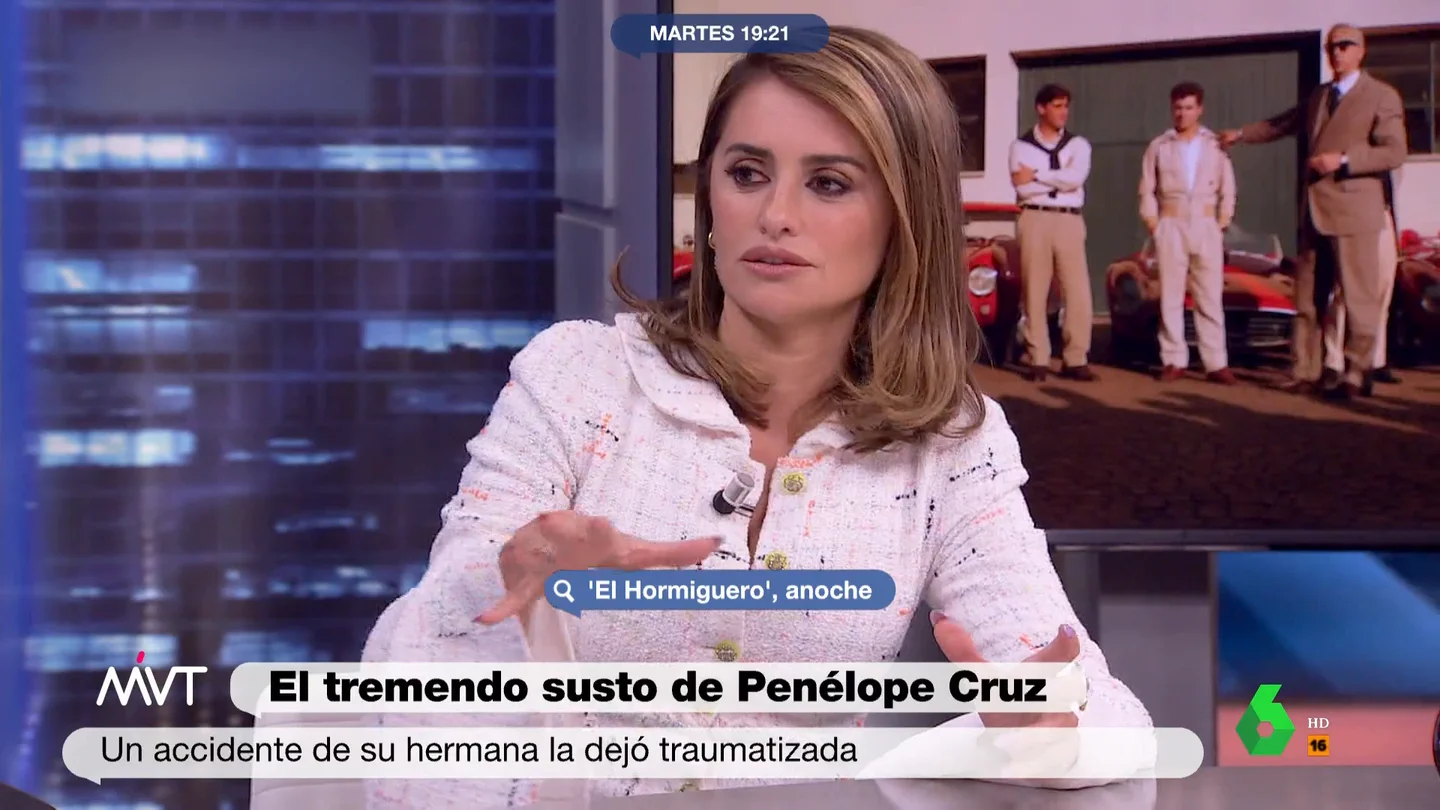 El trauma de la infancia de Penélope Cruz que le afectó al hacer 'Ferrari' "La vi perder el conocimiento y me dijeron 'tú al cole' y mi madre tuvo que llevarla al hospital. Yo estaba en el colegio sin saber si estaba viva o qué", comenta Penélope Cruz en su entrevista con Pablo Motos en 'El Hormiguero'. En análisis de Más Vale Tarde, en este vídeo.