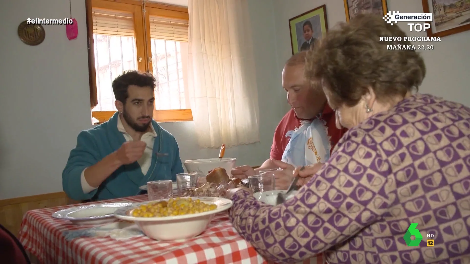 En su visita a Molina de Aragón, el pueblo más frío de España, Isma Juárez prueba en sus propias carnes, y paladar, la hospitalidad de los vecinos. Así descubre en este vídeo el plan del alcalde y Lucrecia para que coma cocido con ellos.