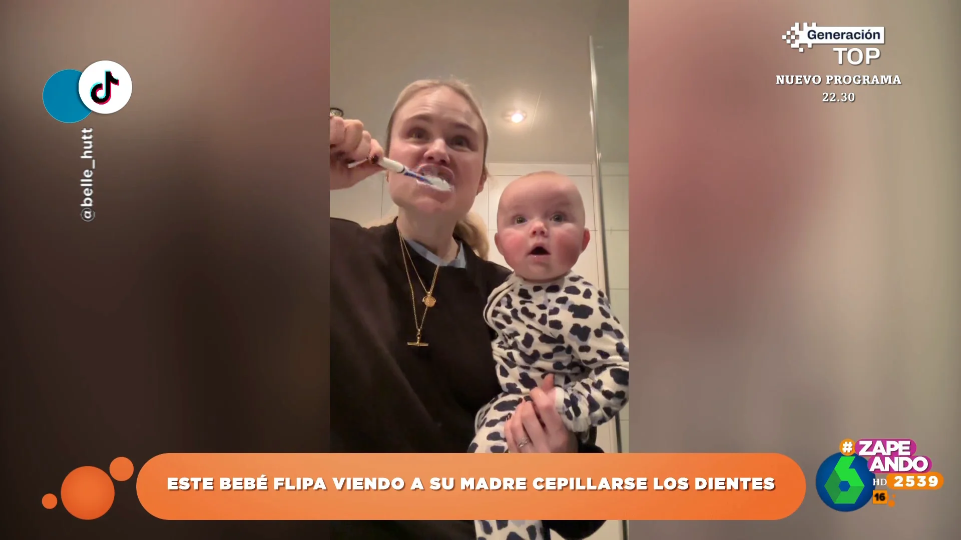 La adorable reacción de un bebé cuando ve a su madre cepillarse los dientes: "Es para comérselo"