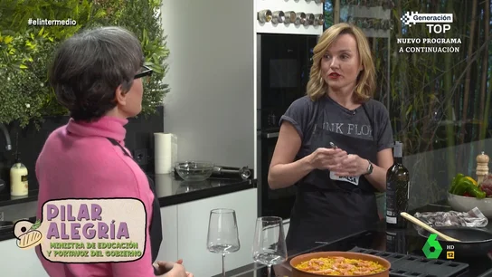 ¿Legislatura larga? ¿Saldrá la amnistía? Pilar Alegría se enfrenta al cuestionario 'entre fogones' de Thais Villas Pilar Alegría cocina fideuá y comparte una copa de vino con Thais Villas en su nueva sección, 'En su salsa', donde aborda temas como la legislatura, la ley de amnistía y en la que asegura que Pedro Sánchez "duerme todas las noches".