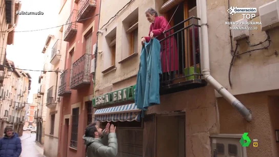 El 'challenge' de Isma Juárez con una vecina de Molina que le presta una bata 'Un país en la riñonera' lleva a Isma Juárez hasta Molina de Aragón, el pueblo más frío de España. En este vídeo ha hablado con algunos vecinos sobre la vida allí y hasta ha planteado un 'reto' a una mujer que se declara fan del reportero.
