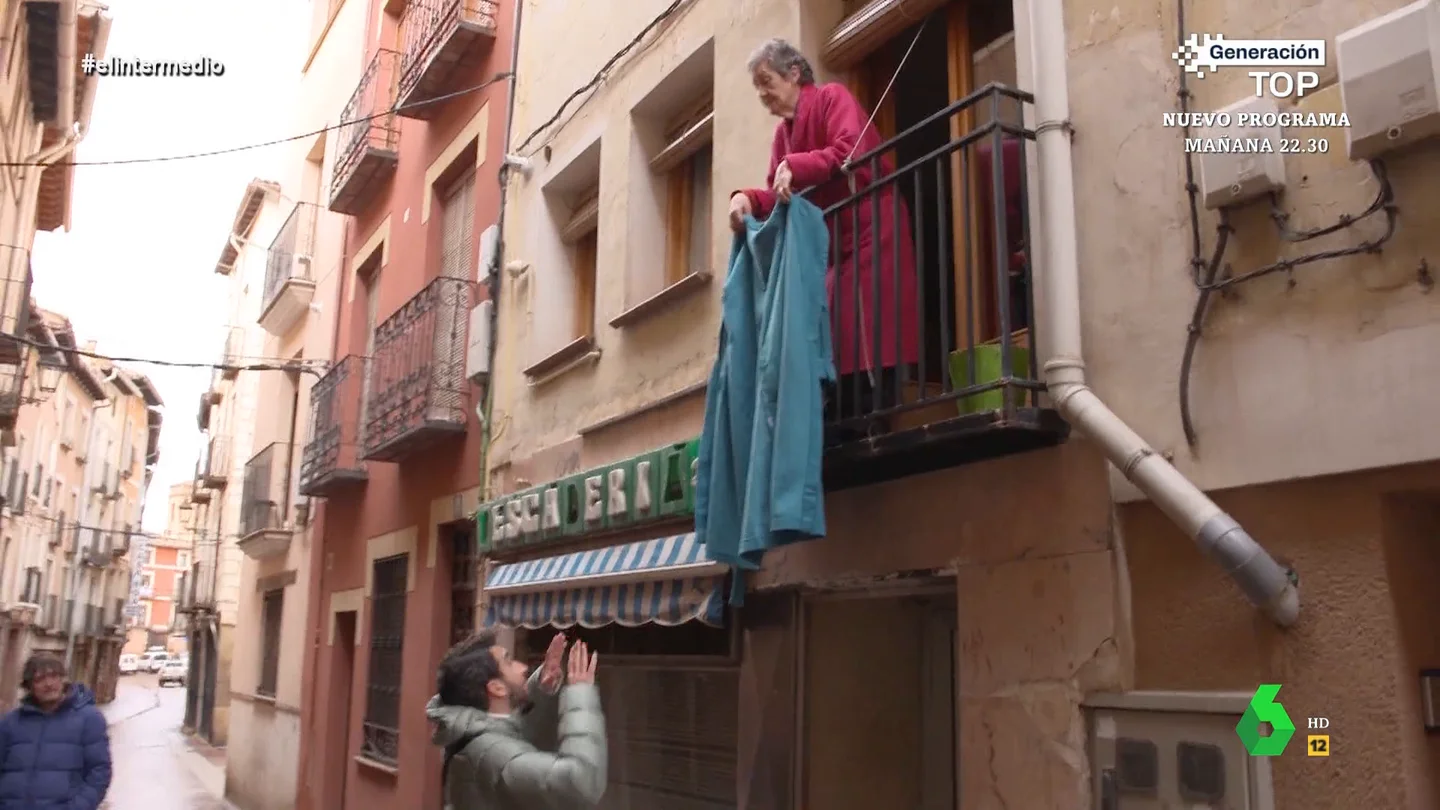 El 'challenge' de Isma Juárez con una vecina de Molina que le presta una bata 'Un país en la riñonera' lleva a Isma Juárez hasta Molina de Aragón, el pueblo más frío de España. En este vídeo ha hablado con algunos vecinos sobre la vida allí y hasta ha planteado un 'reto' a una mujer que se declara fan del reportero.