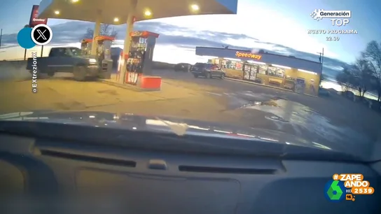 El impactante momento que capta la cámara de un vehículo que acude a repostar a una gasolinera El impactante momento que capta la cámara de un vehículo que acude a repostar a una gasolinera