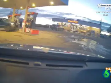 El impactante momento que capta la cámara de un vehículo que acude a repostar a una gasolinera