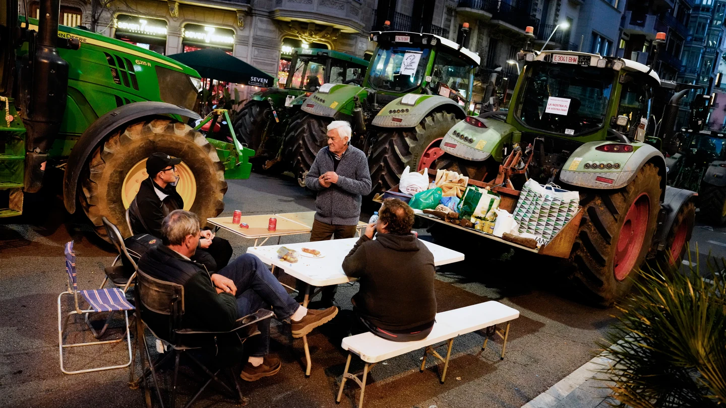 Agricultores llegan con sus tractores a Barcelona Agricultores llegan con sus tractores a Barcelona