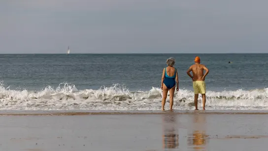 Una pareja conversa en la orilla de la playa de La Concha de San Sebastián, el 28 de enero de 2024. Una pareja conversa en la orilla de la playa de La Concha de San Sebastián, el 28 de enero de 2024.