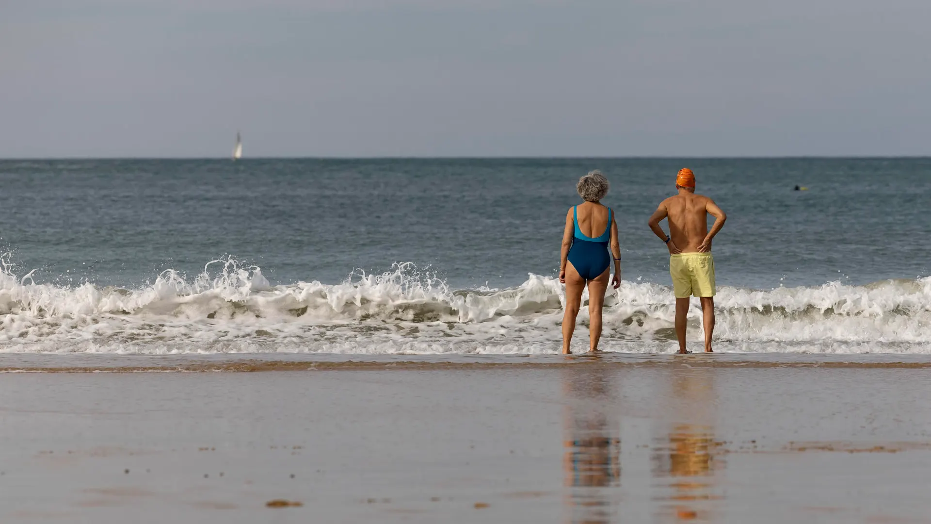 Una pareja conversa en la orilla de la playa de La Concha de San Sebastián, el 28 de enero de 2024. 