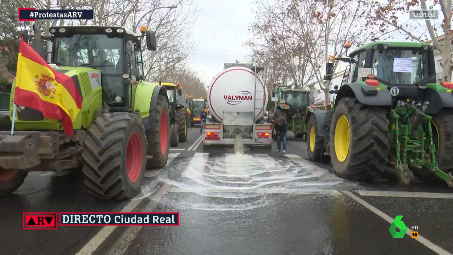 Los agricultores arrojan orina de ganado en las calles de Ciudad Real durante las protestas del campo Los agricultores arrojan orina de ganado en las calles de Ciudad Real durante las protestas del campo