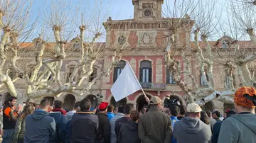Agricultores protestan frente al Parlament de Cataluña