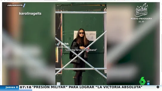 Una mujer se vuelve viral por colgar carteles por toda la ciudad buscando un novio rico Una mujer se vuelve viral por colgar carteles por toda la ciudad buscando un novio rico