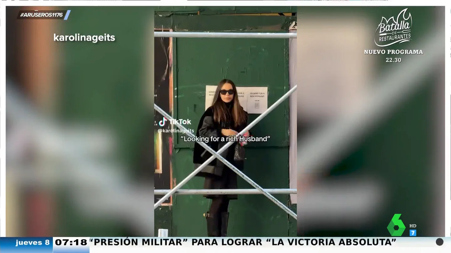 Una mujer se vuelve viral por colgar carteles por toda la ciudad buscando un novio rico Una mujer se vuelve viral por colgar carteles por toda la ciudad buscando un novio rico