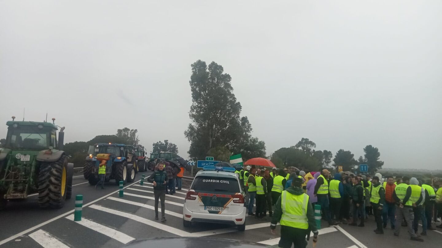 Los agricultores acaban de cortar la N-4.