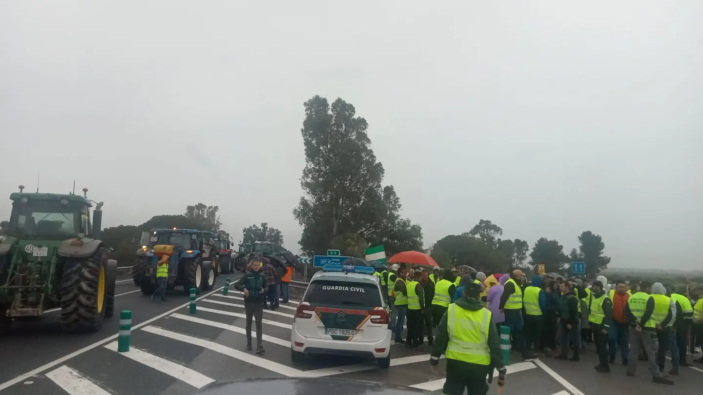 Los agricultores acaban de cortar la N-4. Los agricultores acaban de cortar la N-4.