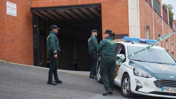 Un coche de la Guardia Civil ante la vivienda donde fue hallado el cuerpo de la mujer presuntamente asesinada por su hijo en Castro-Urdiales.