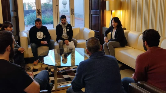 Reunión entre la presidenta del Parlament, Anna Erra, y algunos de los representantes de los agricultores. Reunión entre la presidenta del Parlament, Anna Erra, y algunos de los representantes de los agricultores.