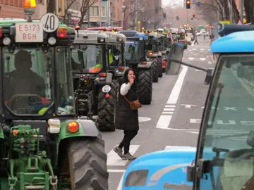 Los tractores se manifiestan por las calles de Logroño