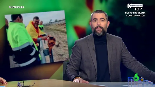 Jamón cortado, paella y "una rave": Dani Mateo analiza el lado más festivo de las protestas de los agricultores "El campo no solo se levanta, sino que también se menea", comenta Dani Mateo, que en este vídeo analiza el otro lado de las protestas de los agricultores, donde se les puede ver comiendo y hasta disfrutando de la música a todo volumen.