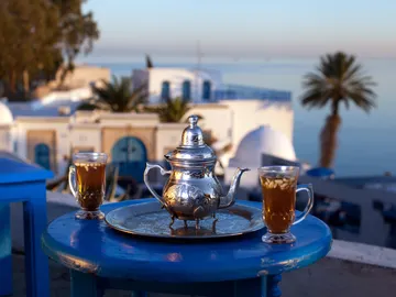 Té a la menta con piñones en Sidi Bou Said Té a la menta con piñones en Sidi Bou Said