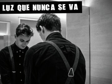 Un joven frente al espejo