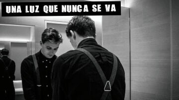 Un joven frente al espejo