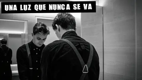 Un joven frente al espejo Un joven frente al espejo
