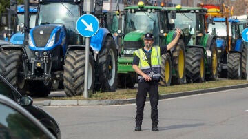Un policía municipal regula el trafico en una avenida de Valladolid
