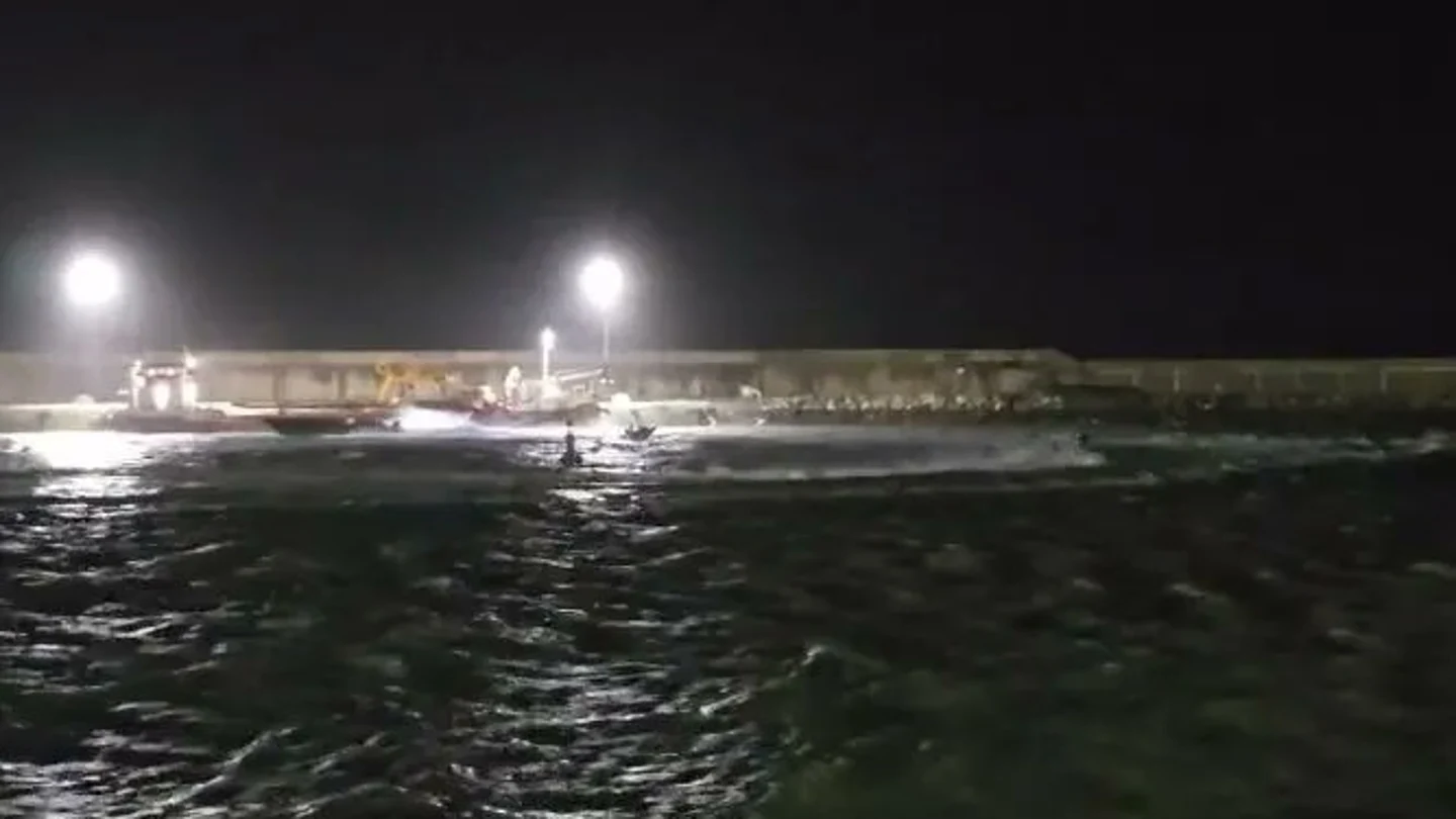 Momento del impacto de la narcolancha a la embarcación de la Guardia Civil Momento del impacto de la narcolancha a la embarcación de la Guardia Civil