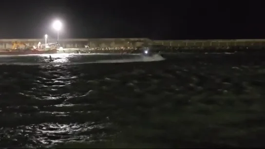 El momento en el que una narcolancha embiste brutalmente a una patrullera de la Guardia Civil en Barbate El momento en el que una narcolancha embiste brutalmente a una patrullera de la Guardia Civil en Barbate