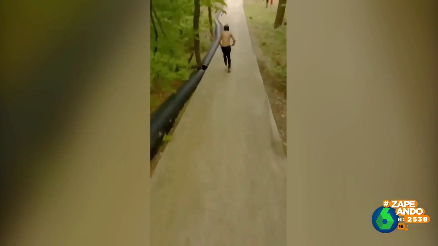 El alucinante salto de un chico con un patinete no apto para gente con vértigo El alucinante salto de un chico con un patinete no apto para gente con vértigo