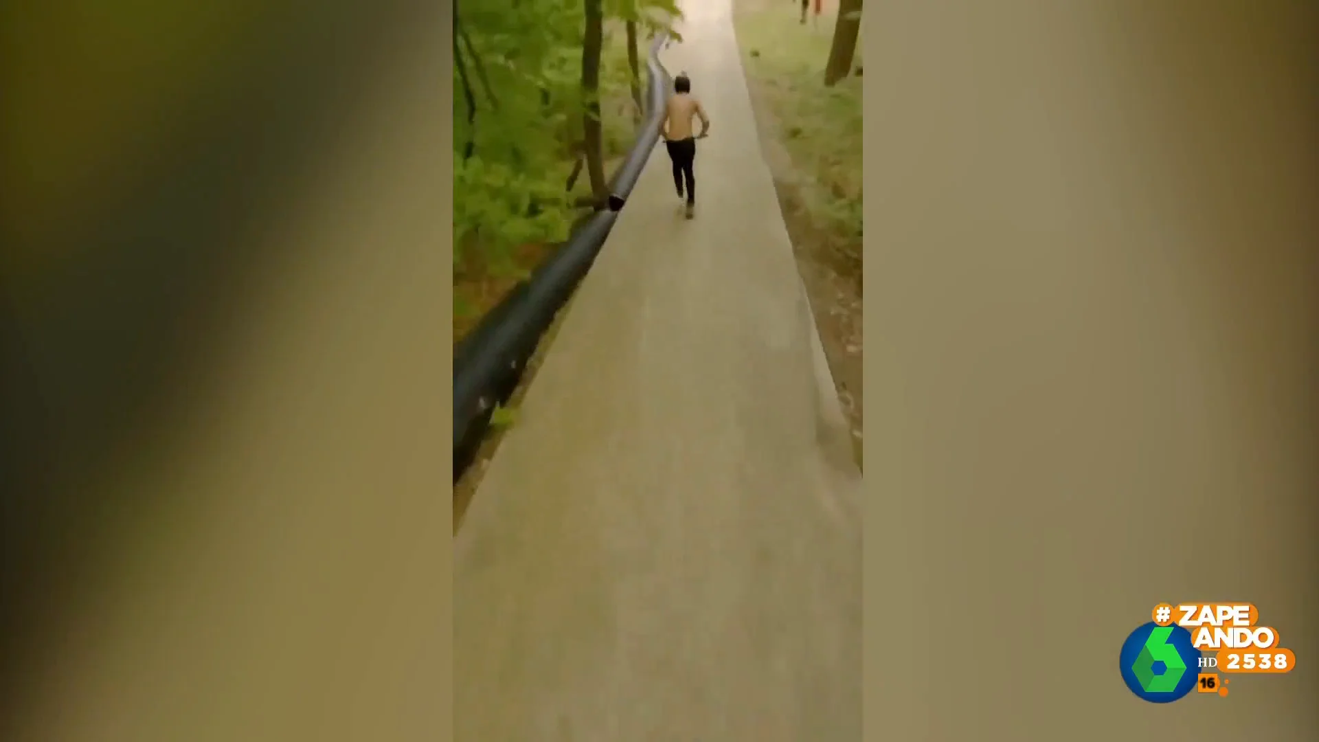 El alucinante salto de un chico con un patinete no apto para gente con vértigo