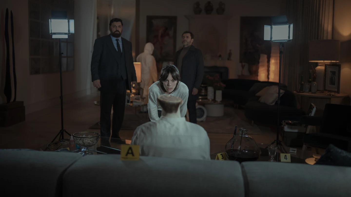 Hovich Keucherian, Vicky Luengo y Alex Brendemühl en una escena de 'Reina Roja'. Hovich Keucherian, Vicky Luengo y Alex Brendemühl en una escena de 'Reina Roja'.