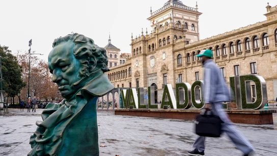 Una estatua de un Premio Goya en las calles de Valladolid, donde se celebra la ceremonia en 2024 La ciudad de Valladolid está engalanada con réplicas del galardón de los Premios Goya que se celebran en esta ciudad el próximo sábado, día 10.