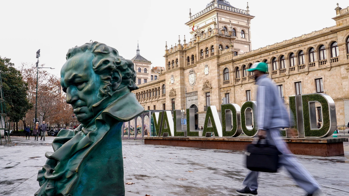 Una estatua de un Premio Goya en las calles de Valladolid, donde se celebra la ceremonia en 2024 La ciudad de Valladolid está engalanada con réplicas del galardón de los Premios Goya que se celebran en esta ciudad el próximo sábado, día 10.