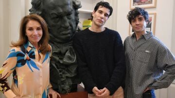 Ana Belén y Los Javis, presentadores de la gala de los Premios Goya de 2024, junto a un 'cabezón'