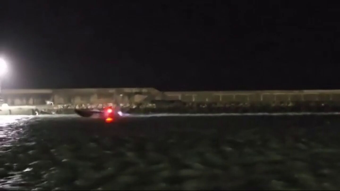 Mueren dos guardias civiles despu&eacute;s de que una narcolancha embistiera su patrullera en Barbate, C&aacute;diz