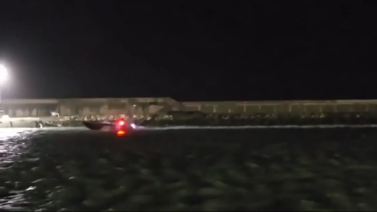 Mueren dos guardias civiles después de que una narcolancha embistiera su patrullera en Barbate, Cádiz Mueren dos guardias civiles después de que una narcolancha embistiera su patrullera en Barbate, Cádiz