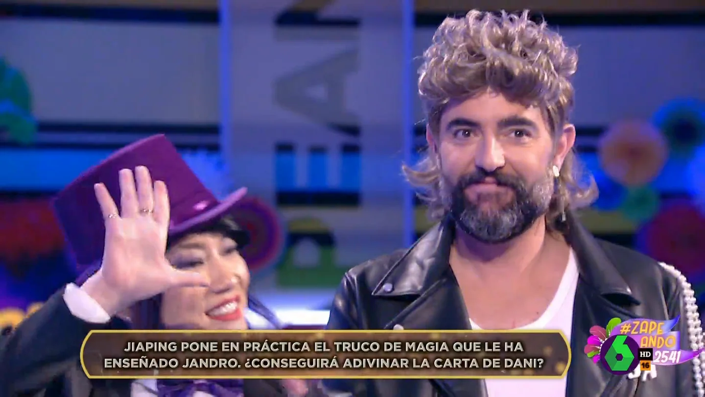 Jiaping hace el truco de magia de Jandro y hace perder a Dani Mateo 50 euros: "Nunca te juegues dinero con un chino" Jiaping hace el truco de magia de Jandro y hace perder a Dani Mateo 50 euros: "Nunca te juegues dinero con un chino"