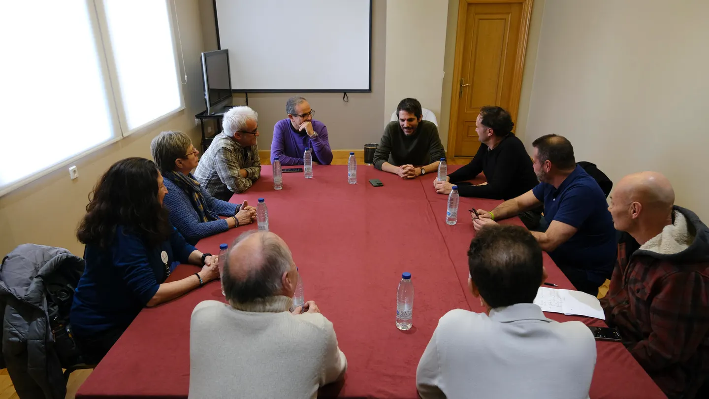 Urtasun se reúne en Valladolid con una amplia representación del ámbito cultural. Urtasun se reúne en Valladolid con una amplia representación del ámbito cultural.