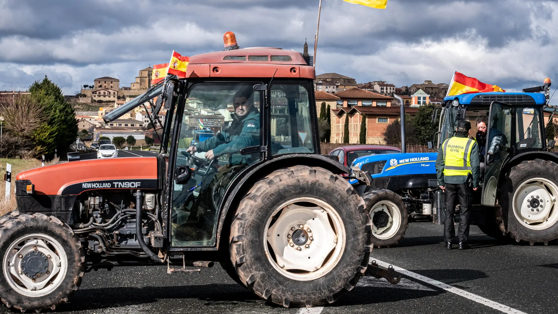 Un agricultor subido a un tractor