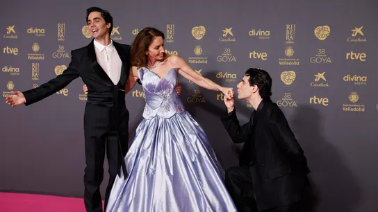 Ana Belén, junto Javier Ambrossi y Javier Calvo, presentadores de la Gala. Ana Belén, junto Javier Ambrossi y Javier Calvo, presentadores de la Gala.