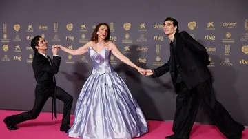 La cantante Ana Belén, junto a los directores de cine Javier Ambrossi (i) y Javier Calvo, presentadores de la Gala.