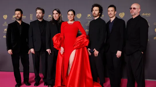 La cantante Valeria Castro posa junta a la banda Vetusta Morla. La cantante Valeria Castro posa junta a la banda Vetusta Morla.