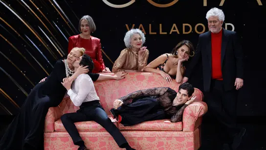 Almodóvar, Penélope Cruz, Cecilia Roth, Antonia San Juan y Marisa Paredes. Almodóvar, Penélope Cruz, Cecilia Roth, Antonia San Juan y Marisa Paredes.
