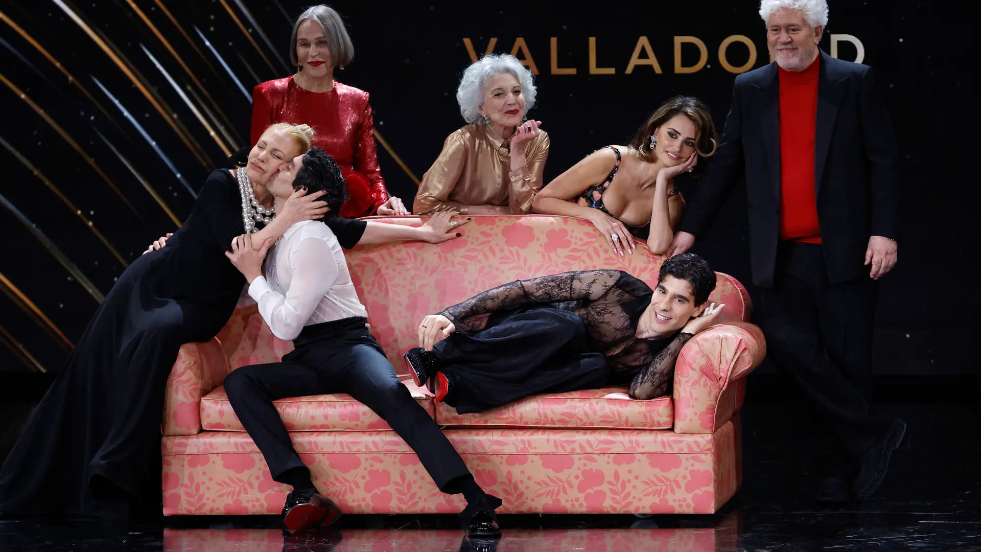 Almodóvar, Penélope Cruz, Cecilia Roth, Antonia San Juan y Marisa Paredes.