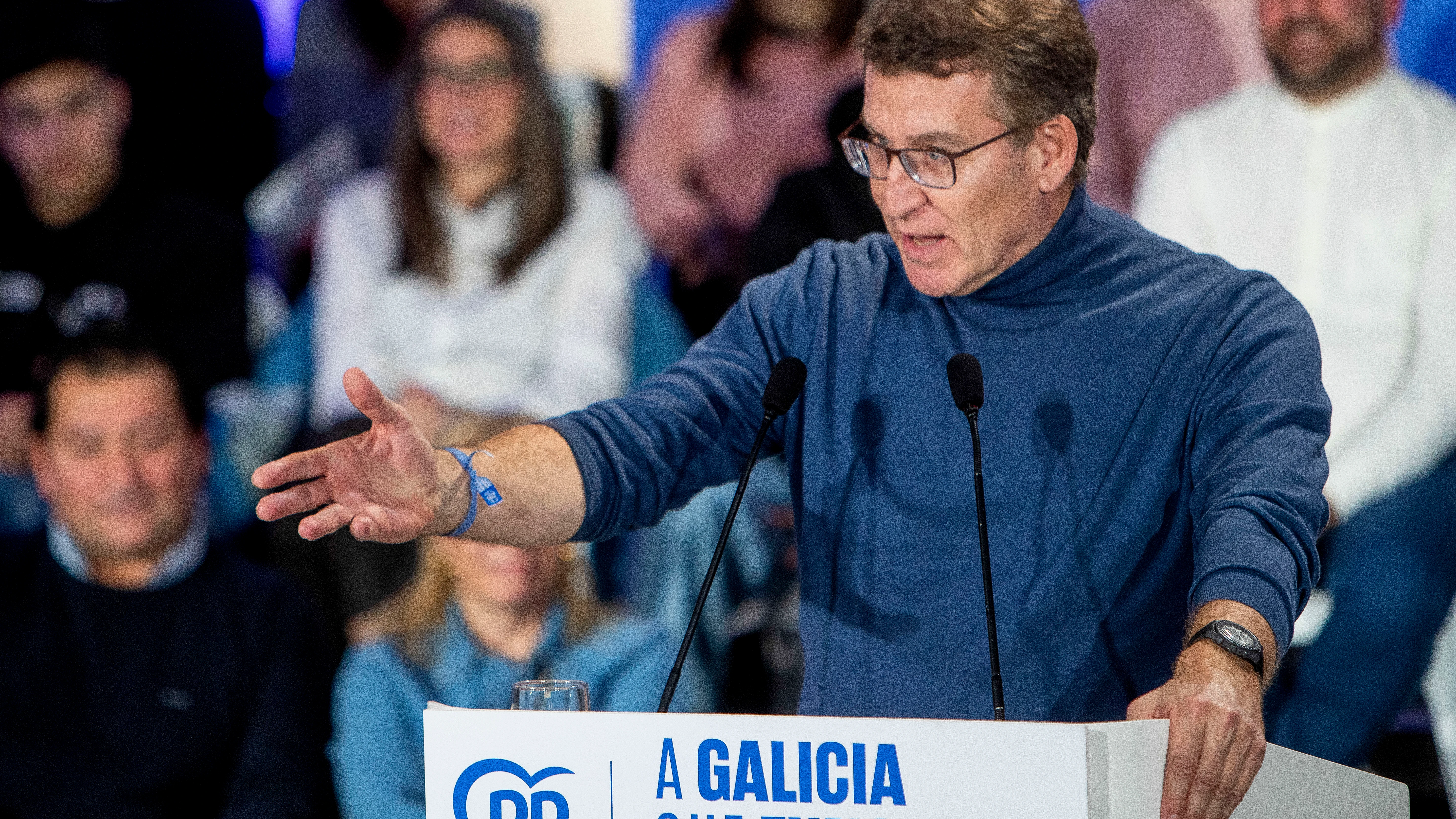 El líder del PP, Alberto Núñez Feijóo, durante un acto en Cangas durante la campaña de las elecciones en Galicia