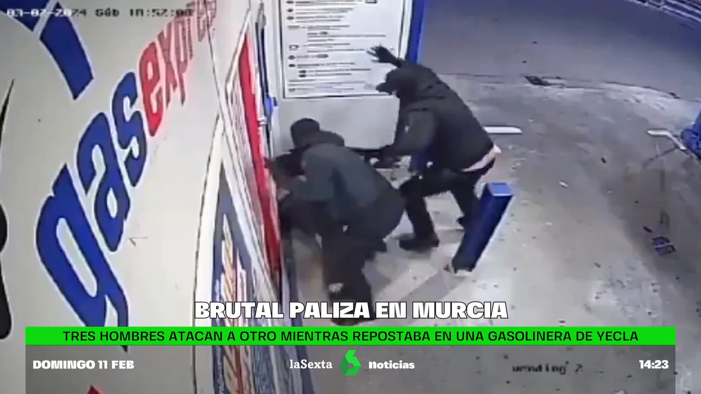 Dos hombres propinan una brutal paliza a otro en una gasolinera de Yecla, Murcia Dos hombres propinan una brutal paliza a otro en una gasolinera de Yecla, Murcia