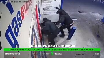 Dos hombres propinan una brutal paliza a otro en una gasolinera de Yecla, Murcia
